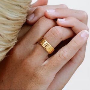 Atolea 18 K Gold Chunky Bold Ring Size 6